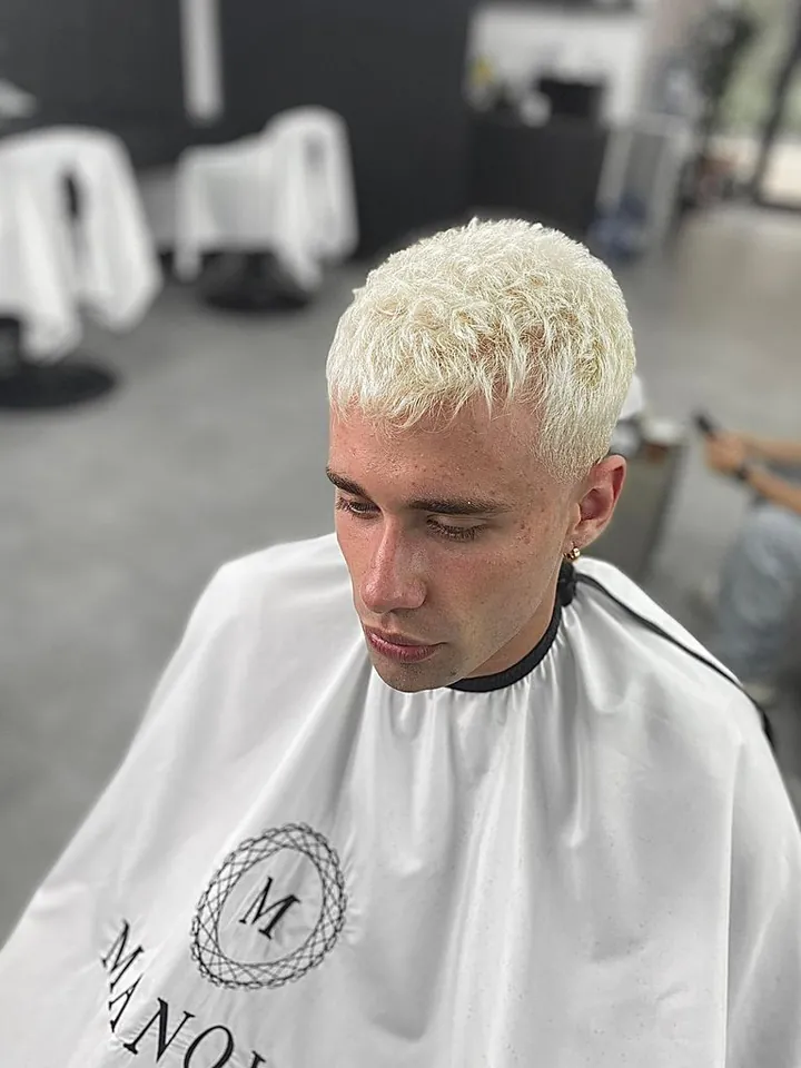 Păr blond platinat, tuns scurt cu fade pe lateral