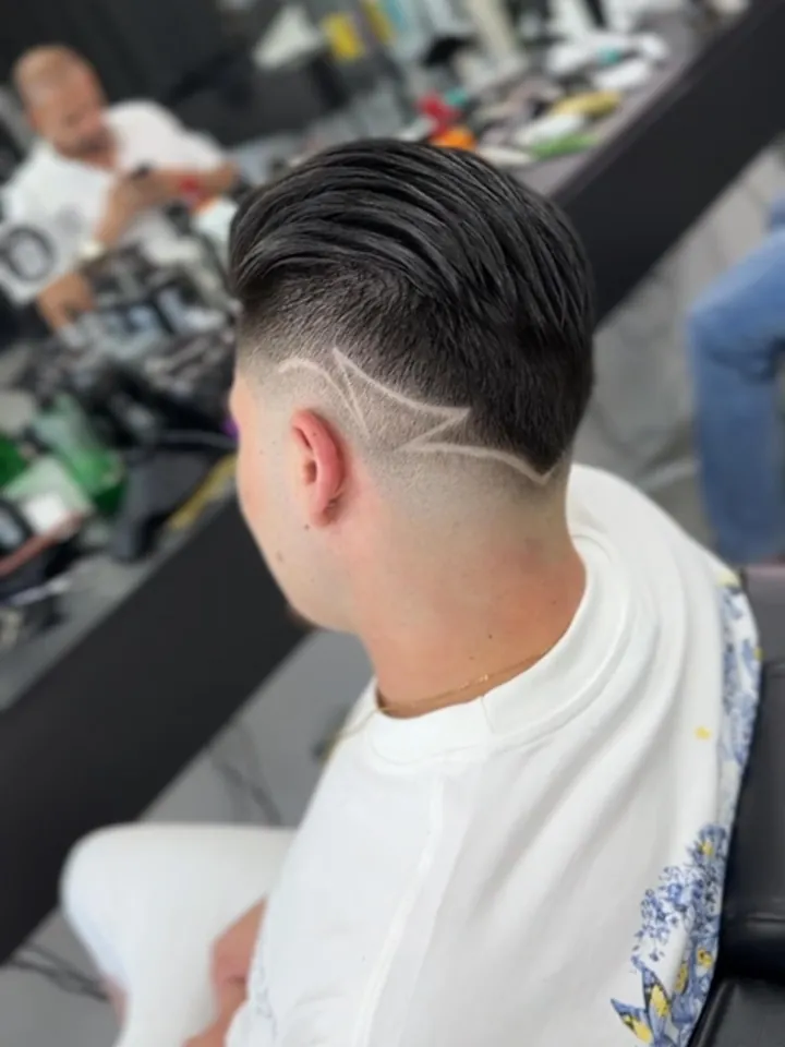 Skin fade cu linie trasată, văzut din spate